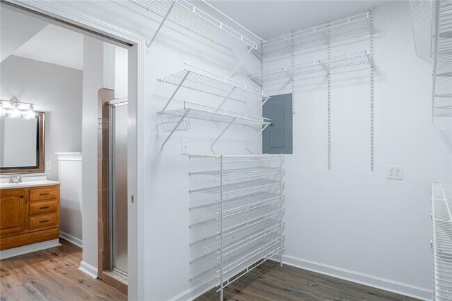 Building Photo - 3599 Lower Roswell Rd