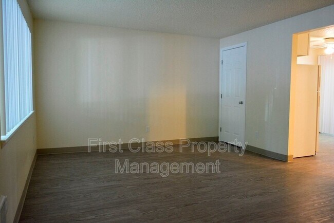 Building Photo - 1673 Dollar St