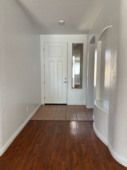 Building Photo - 3131 S Chatsworth Cir