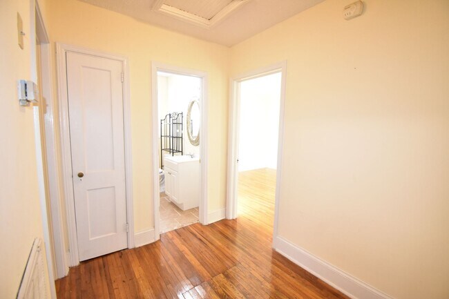 Building Photo - 2 Bedroom and 1 Bath Home (Pets Negotiable)