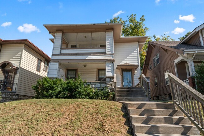Building Photo - Charming 2-Bedroom Apartment Near UMKC – Hardwood Floors & Pet-Friendly Living in Kansas City $13...