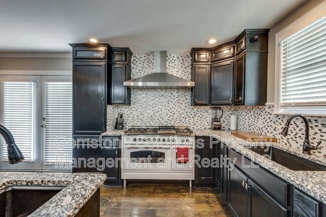 Building Photo - 1406 Lillian St