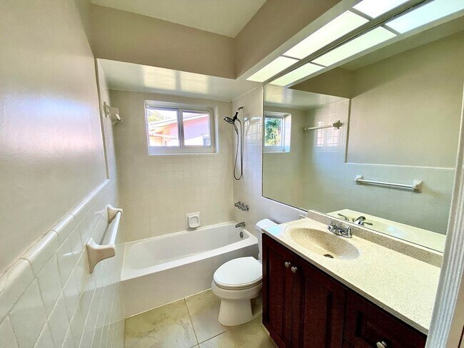 Building Photo - 213 NE 9th Ave