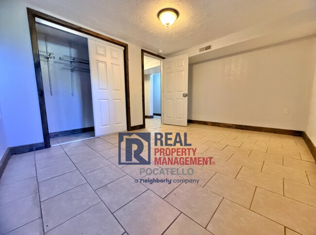 Building Photo - Beautiful 5 bed 2 bath country living - 5+...