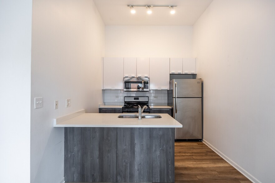 Building Photo - 2700 W North Ave