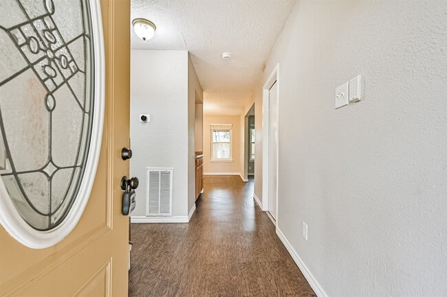 Building Photo - 222 Old Oaks St