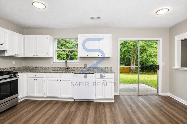 Building Photo - Spacious & Inviting – 3BR Home in a Serene Decatur Neighborhood