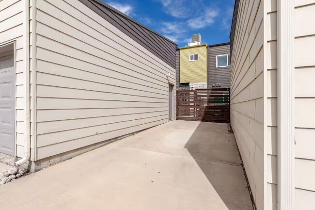 Building Photo - 2824 W Parkside Pl