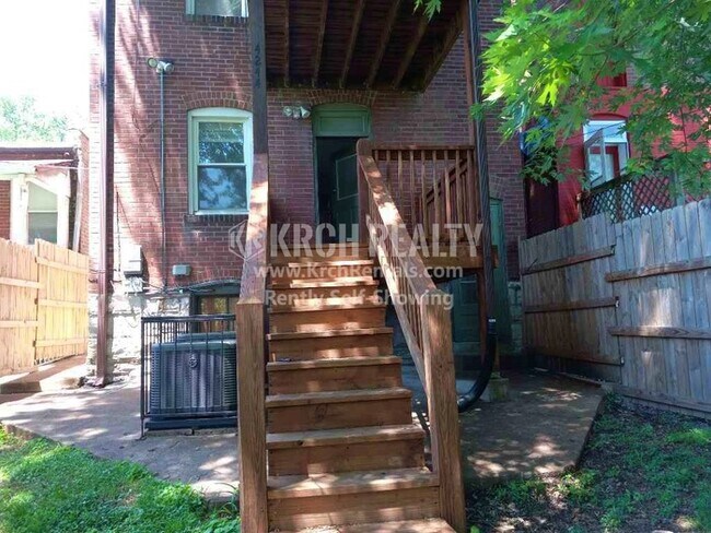 Building Photo - Large, Open House with 3 Bedrooms and 2 Ba...