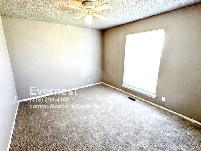 Building Photo - Comfortable 3-Bedroom Home with Prime Acce...