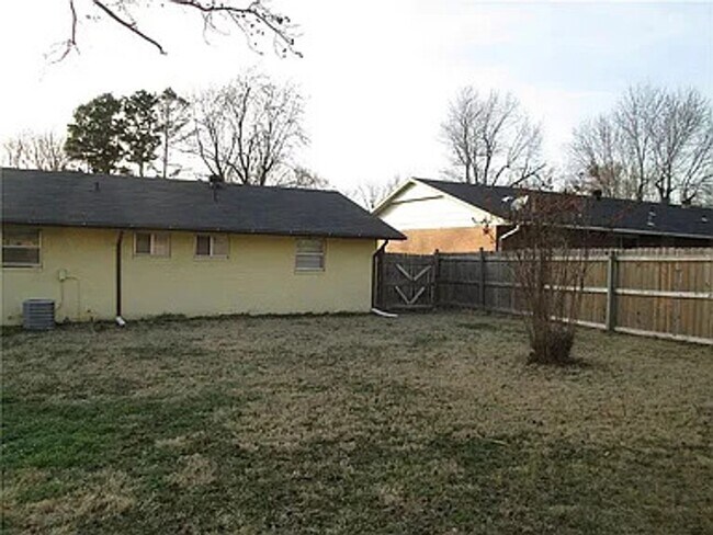 Building Photo - Available November 1st! 3 Bed/1.5 Bath Hou...