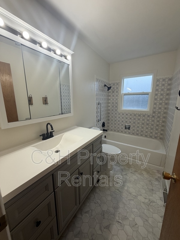 Building Photo - 915 Avenue F