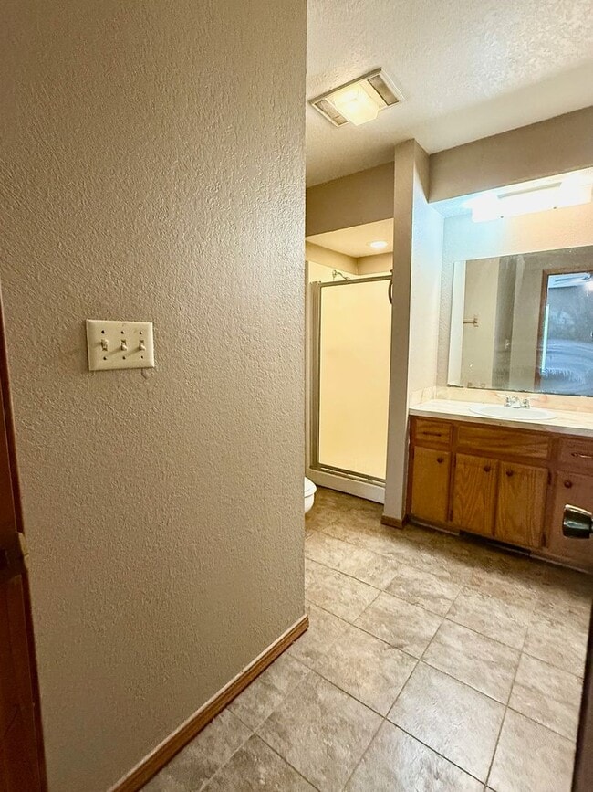 Building Photo - Great 2 Bed 2 Full Bath