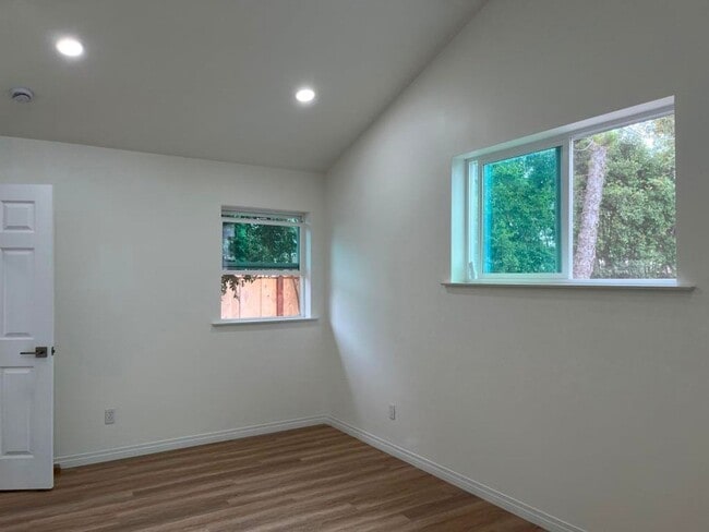 Building Photo - 1 Br/1 Ba ADU West of I-5! - Buena Vista