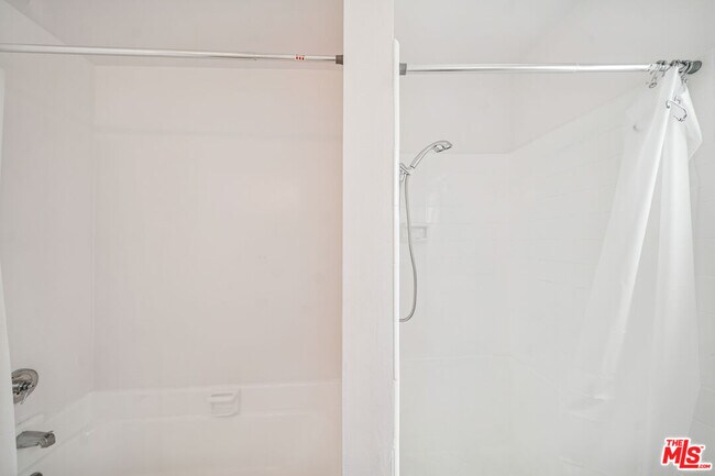 Building Photo - 842 Westbourne Dr