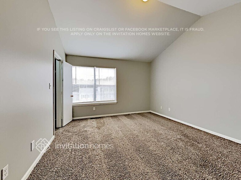Building Photo - 389 Queens Dr SW