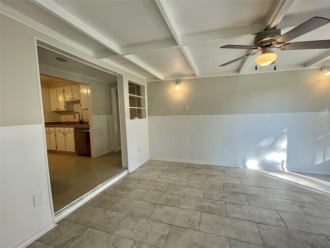 Building Photo - 1112 Southampton Dr