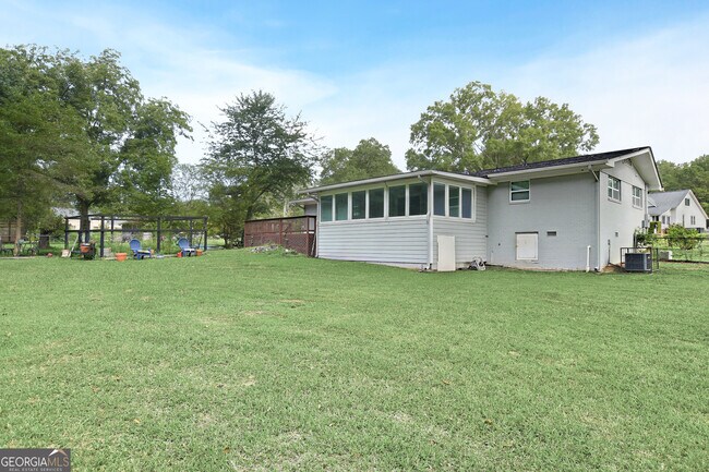 Building Photo - 2663 Meadows Rd SW