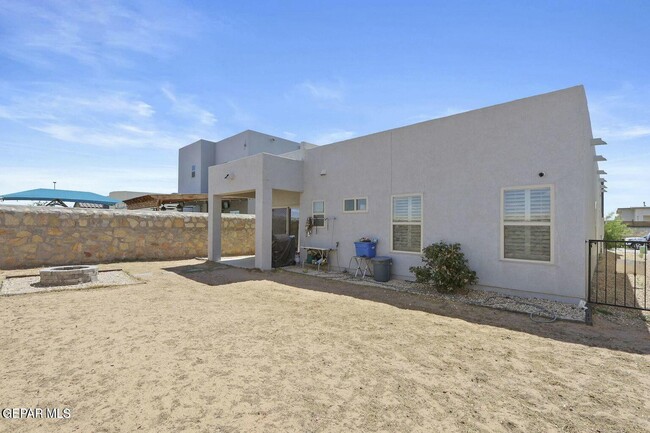 Building Photo - 2708 Tierra Oasis St