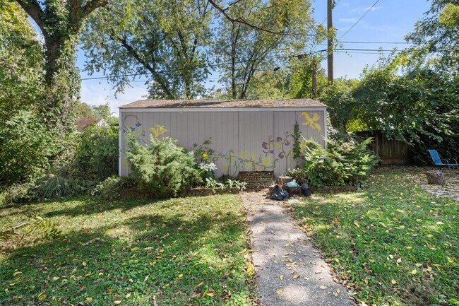Building Photo - 4 Bed 2.5 Bath Home with a large backyard ...