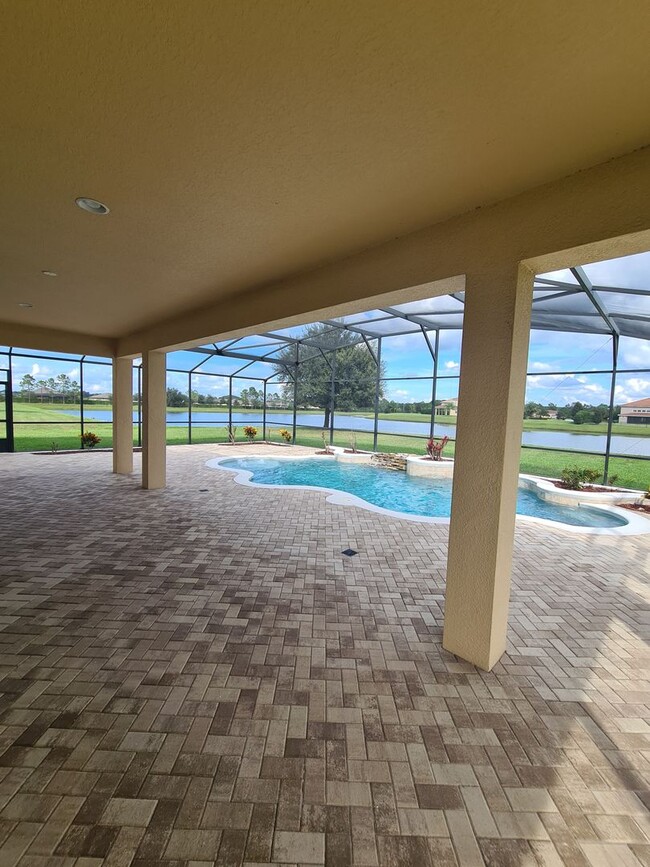 Building Photo - Stunning 4 bed 3.5 bath with Pool in Fonta...