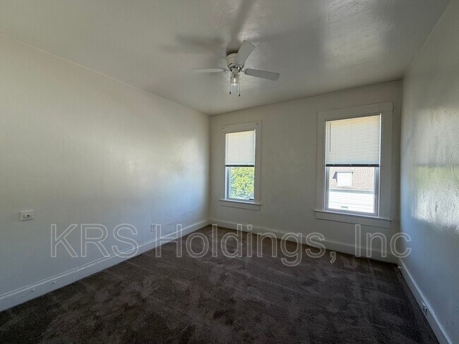 Building Photo - 325 W 31st St