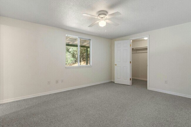 Building Photo - 5561 Thompson Hill Rd
