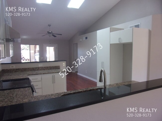 Building Photo - 3 Bedroom 2 Bath- 10048 E Desert Aire Driv...