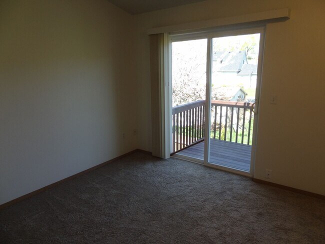 Building Photo - Sulbri04-102/104/106 Rice LN