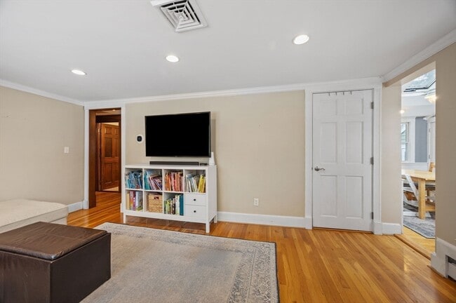 Building Photo - 19 Blossom Ln