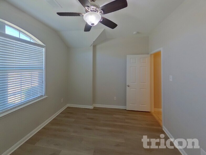 Building Photo - 825 Hawthorne Rd