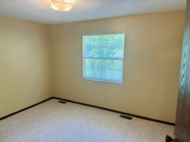 Building Photo - 1616 Spring Valley Dr