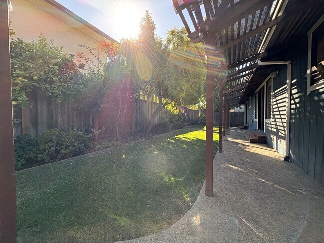 Building Photo - Spacious 3BD/2BA Redwood City Home | Two L...