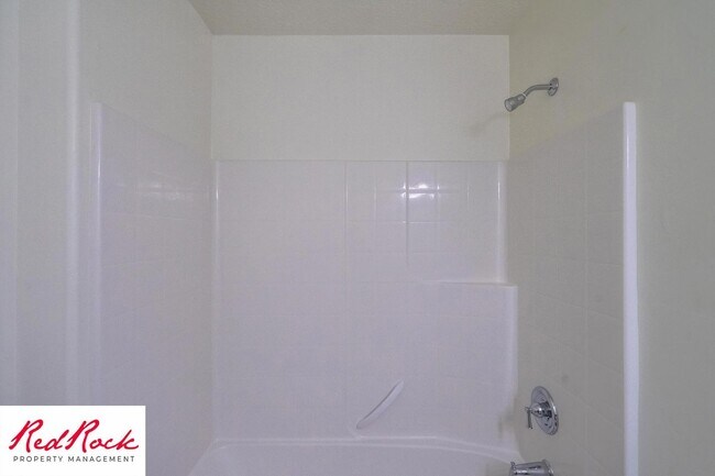 Building Photo - DOG-FRIENDLY 3 Bedroom Townhome with INTERNET INCLUDED!