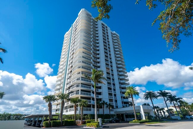 Building Photo - 123 Lakeshore Dr