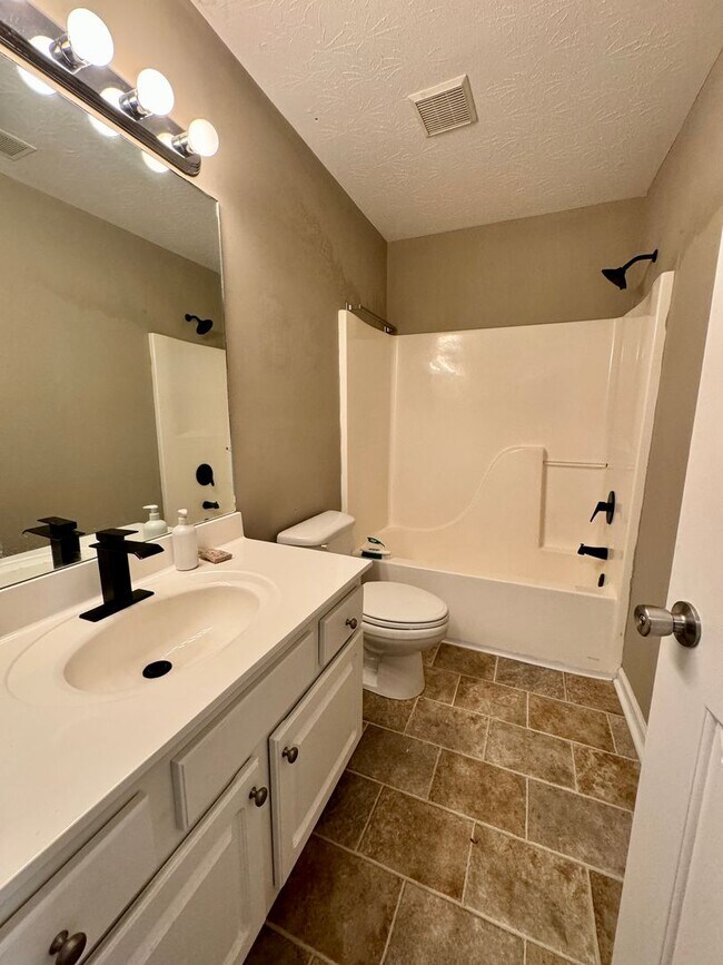 Building Photo - 3 Bedroom in Quiet Cul-De-Sac!