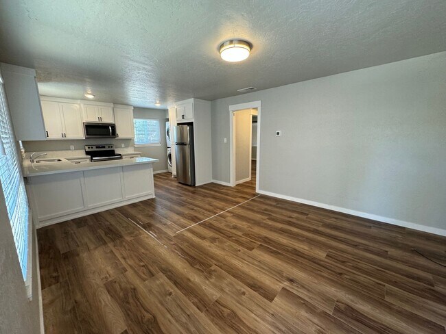 Building Photo - NICE UPSTAIRS UNIT WITH 2 BED 1 BATH IN GR...