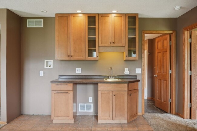 Building Photo - Gorgeous Single Family Home - June 1st Mov...