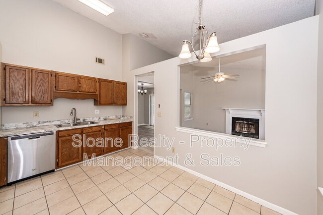 Building Photo - 1022 Oakcrest Dr