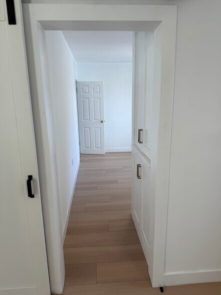 Building Photo - 8730 Rosewood Ave