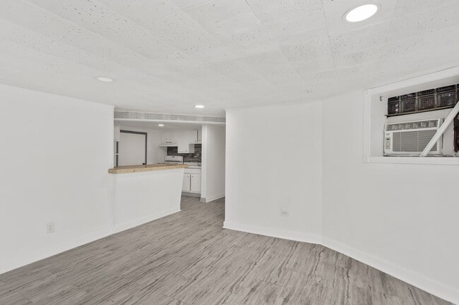 Building Photo - 6246 N Oakley Ave