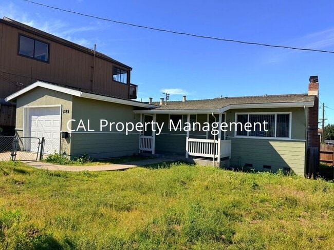 Building Photo - Three bedroom house in Seaside, CA