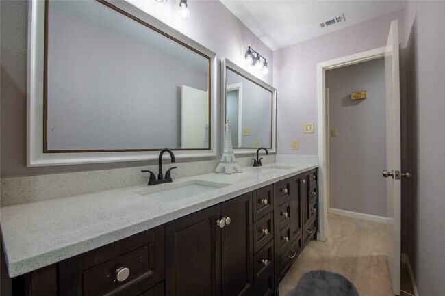 Building Photo - 1011 Twinbrooke Dr