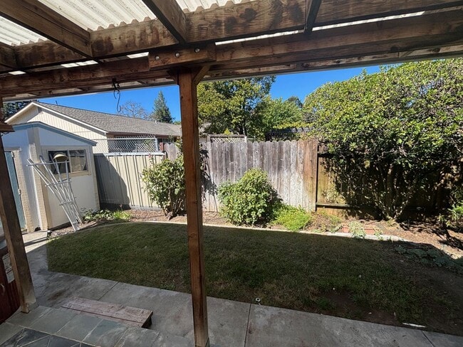 Building Photo - 3 Bedroom 2 Bathroom Single Family home in...