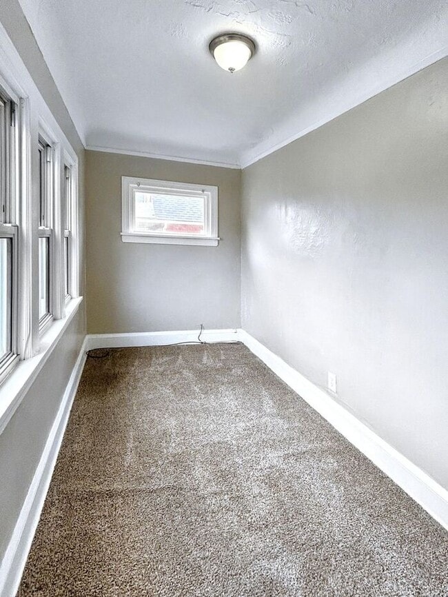 Building Photo - Cozy 2-Bedroom Apartment with Great Locati...
