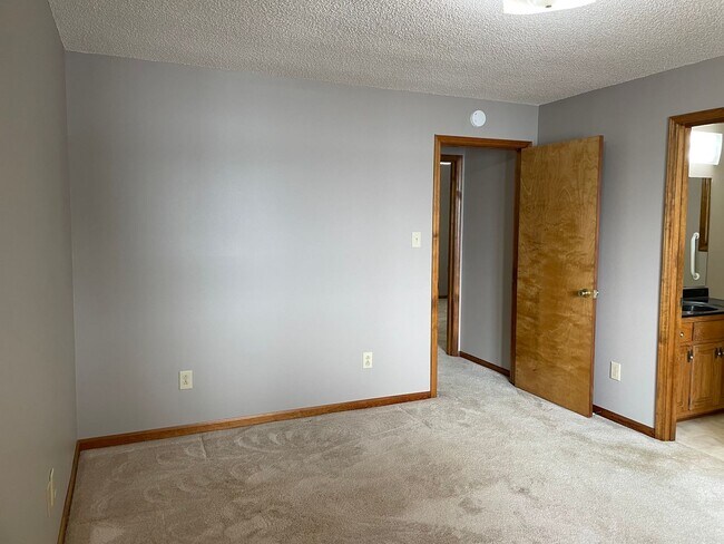 Building Photo - Three Bedroom Brick Ranch in Terrell with views of Lake Norman