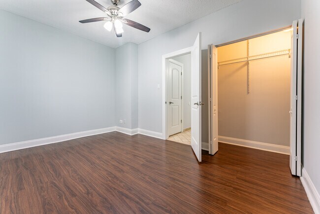 Building Photo - 4520 N Clarendon Ave