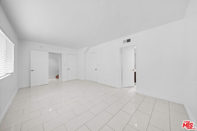 Building Photo - 148 S Reeves Dr