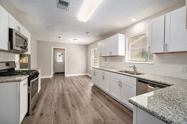 Building Photo - 4 bedroom, 2 bath - One story rental in Kingwood