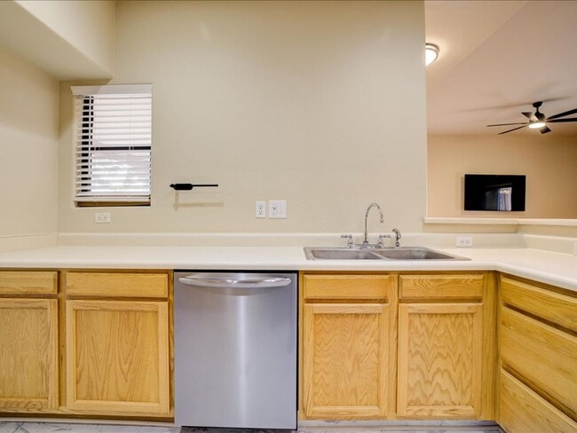 Building Photo - Beautiful 3 Bedroom Home with Office & Des...